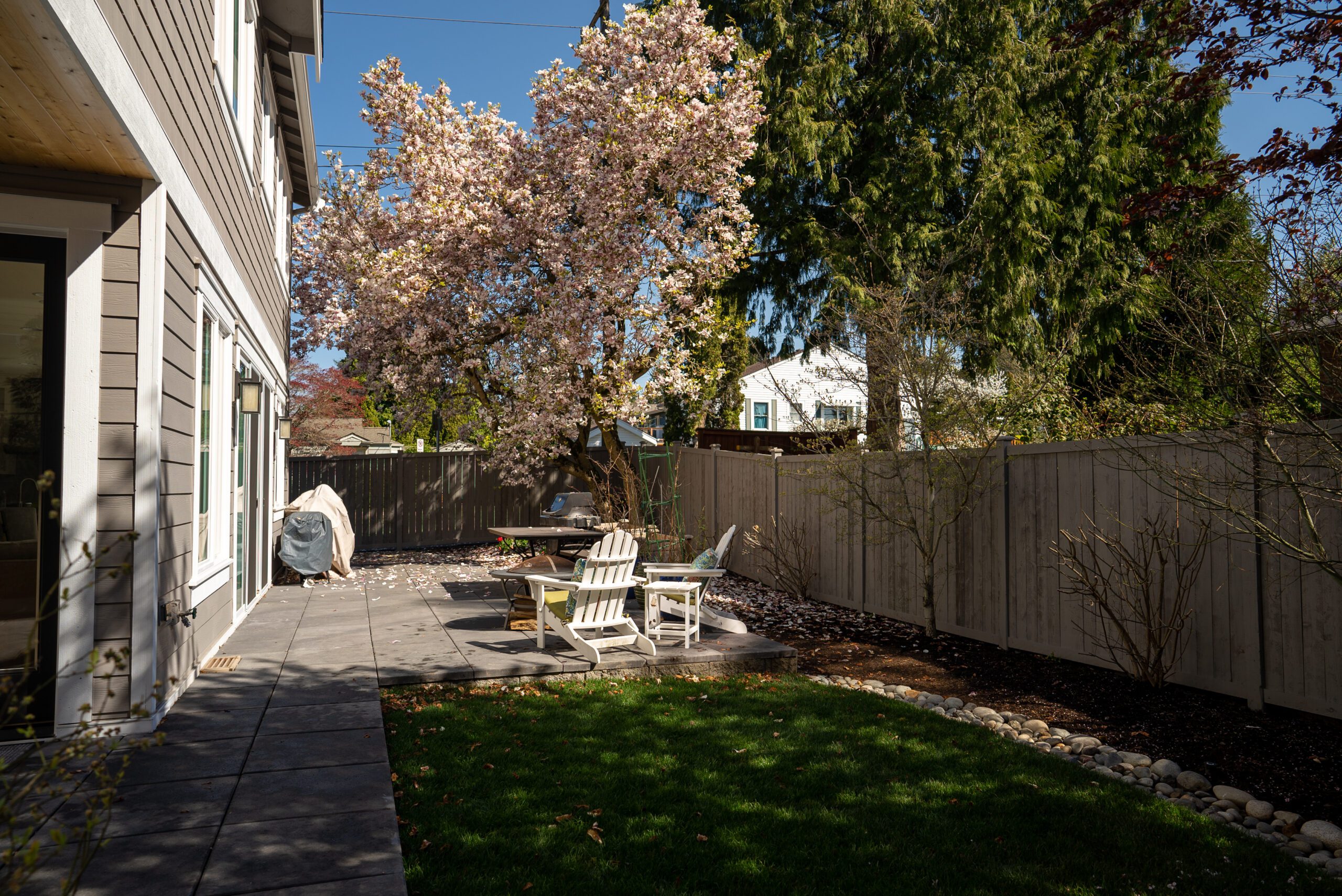 Top Benefits of Installing a Privacy Fence in Urban Areas 